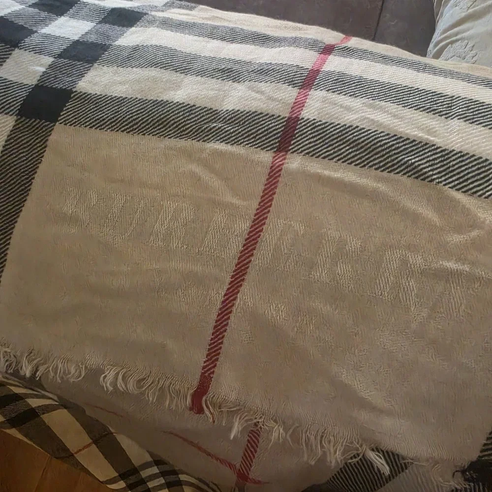Burberry Nova Check Oversized Wool Silk Scarf Shawl 80% Wool 20% Silk Italy